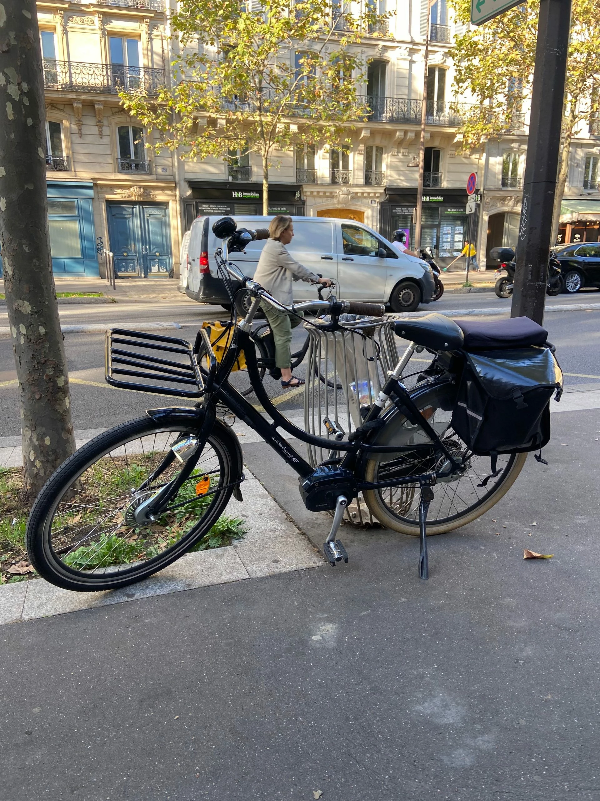 Vélo Hollandais électrique Noir Amsterdam Air – Image 4